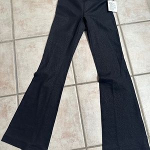 New Lululemon Groove Pant in black with design/RIEB